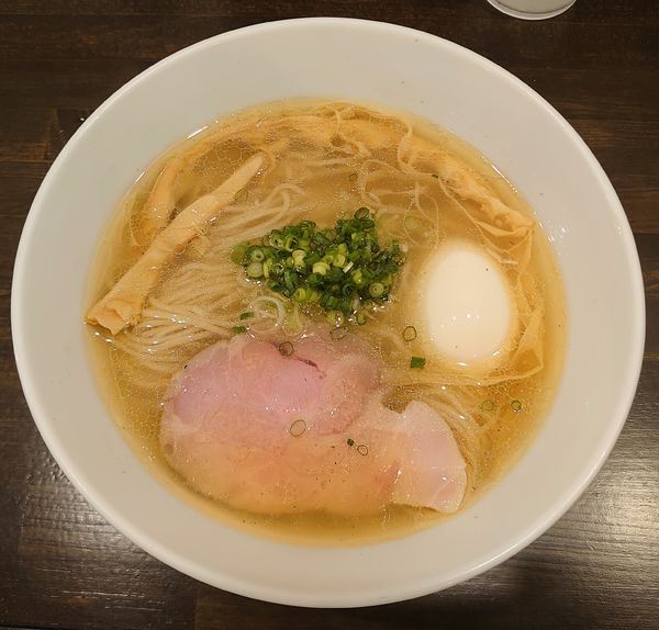 「しお味玉らーめん(900円)」@町田汁場 しおらーめん進化 町田駅前店の写真