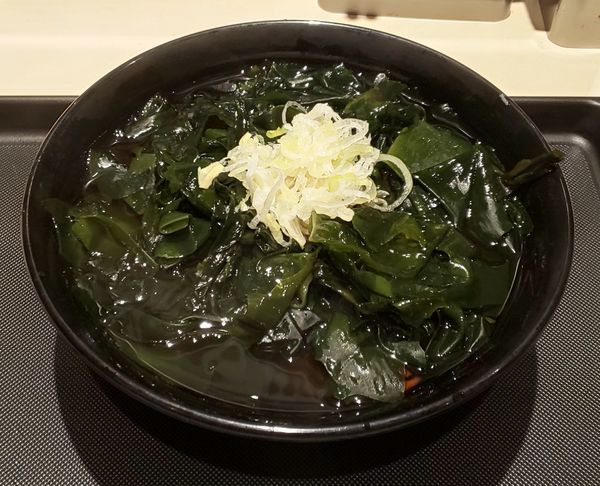 「わかめそば」@名代 富士そば 市川店の写真