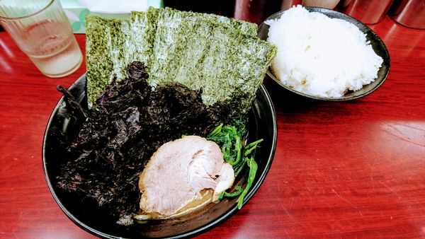 「海苔増しラーメン(麺硬め･味濃いめ)+岩海苔+ライス大」@横浜ラーメン武蔵家 菊名店の写真