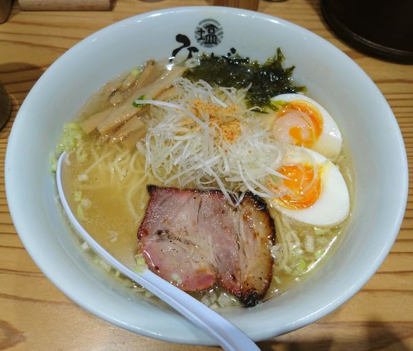 「塩玉らーめん」@塩らーめん専門 ひるがお 人形町店の写真