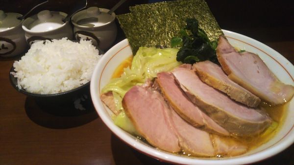 「チャーシュー麺（もも・固め濃め）+キャベツ+小ライス」@らーめん飛粋の写真