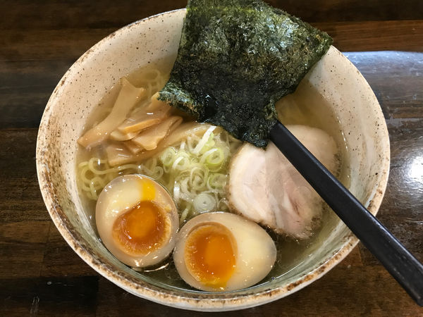 「塩らーめん　味玉入り　800円」@ニラなんばんらーめん こうしゅう 葛岡店の写真