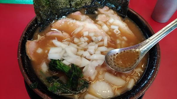 「ラーメン中盛りチャーシュー3枚＋タマネギ」@柏 王道家の写真