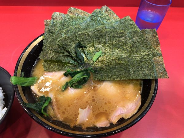 「チャーシューメン+ライス+のり」@家系総本山 ラーメン吉村家の写真