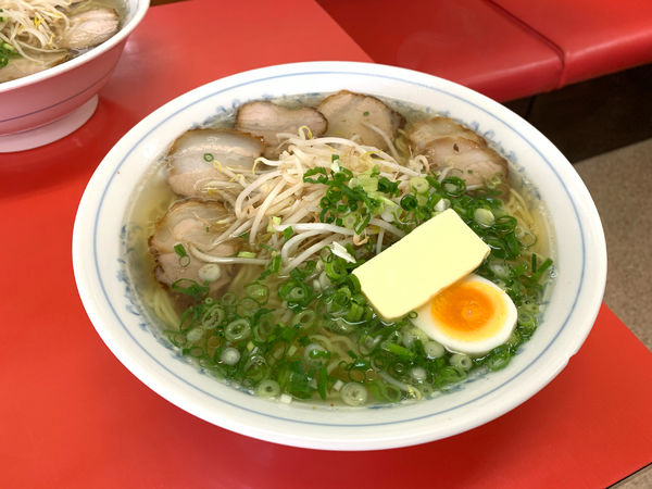 「塩ラーメン　大盛り　バター入り(1000円)」@ひだるか屋の写真