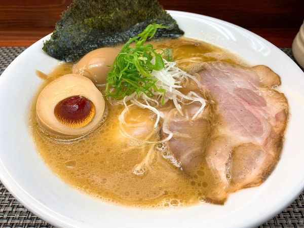 「あっさり丸鶏白湯　醤油」@麺や 睡蓮の写真