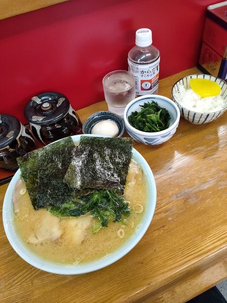 「チャーシューメン中盛味玉れんそう固め濃いめ多め」@千葉家の写真