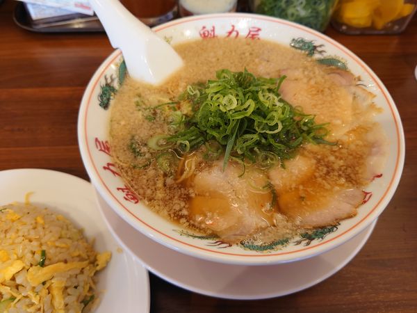 「醤油ラーメン+焼めし定食 968円」@ラーメン 魁力屋 練馬インター店の写真
