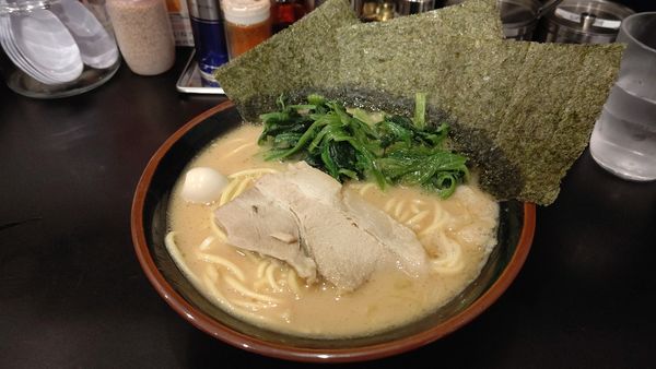 「豚骨醤油ラーメン+ほうれん草」@ラーメン達磨家 藤沢店の写真