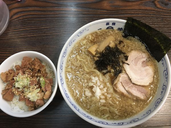 「背脂煮干しラーメン＋元祖チャーシューご飯」@二葉 上荻店の写真