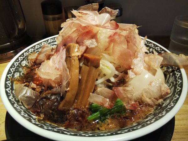 「【限定】花カツオ舞う黒中華そば　＋味玉：サービス券」@麺肴 ひづきの写真