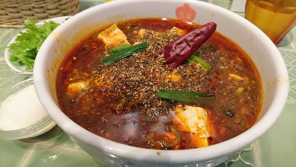 「【昼】麻婆麺+温泉卵+パクチー」@香家 渋谷ヒカリエShinQs店の写真