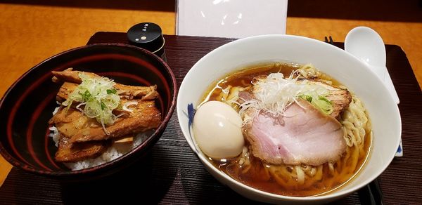 「醤油(中太手もみ麺)味玉　まかないチャーシュー丼」@麺 みつヰの写真