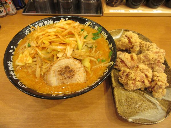 「ファイヤー味噌ラーメン（８４０円）＋ジョーのから揚げ」@味噌のジョー 牛久店の写真