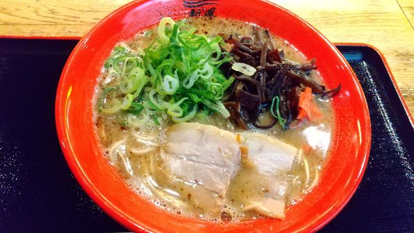 「新風豚骨（黒）バリカタ850円」@博多 新風 日比谷ラーメンアベニュー店の写真