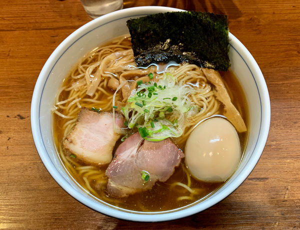 「醤油らーめん　半熟味付玉子入り」@麺処 びぎ屋の写真