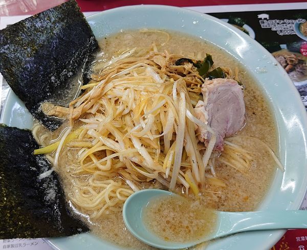 「ネギラーメン800円　トッピングネギ和え150円」@ラーメンショップ幸手 金田亭の写真