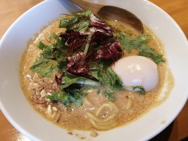 「白胡麻担々麺¥860＋半熟味玉（クーポン）」@担々麺atとなりのあじとの写真