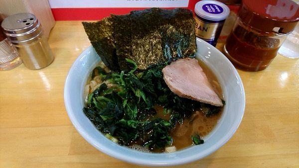 「ラーメン670円+ほうれん草100円」@横浜家系ラーメン みと家の写真