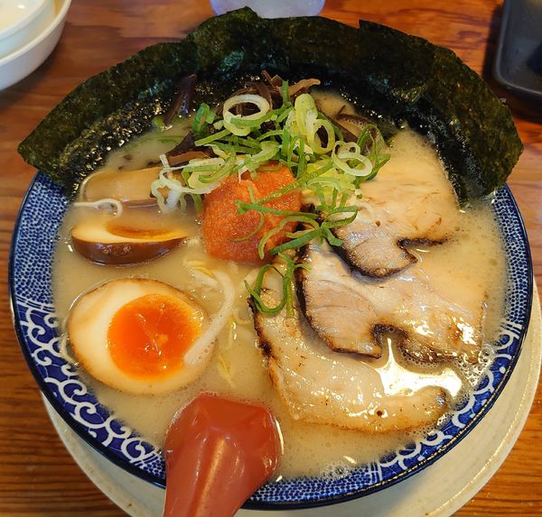 「博多塩豚骨超！全部のせ(1000円)」@博多ラーメン鶴亀堂 鶴ヶ島店の写真