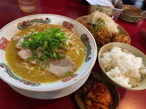 「とんこくらーめん＋唐揚げセット」@ラーメン 一丁の写真