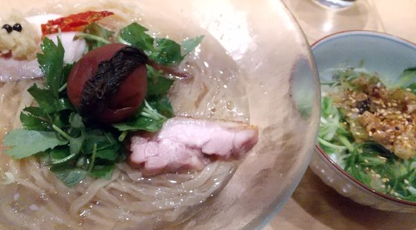 「冷やし梅塩鶏そば（限定1200円）＋エビ塩ネギ飯（限定200」@饗 くろ㐂の写真