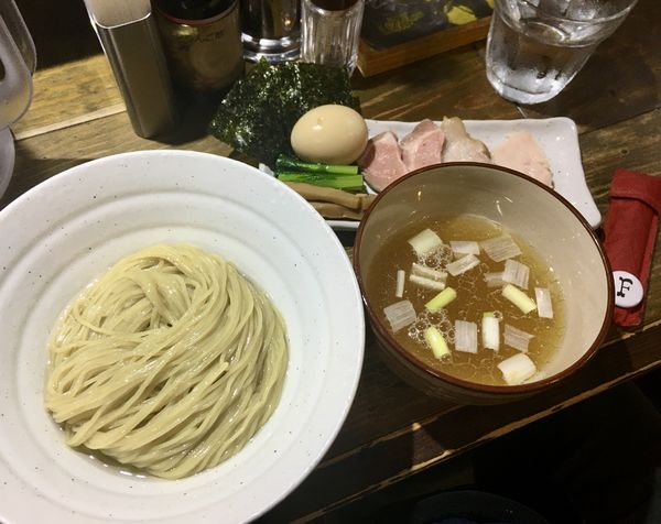 「昆布水全部のせ煮干つけ麺」@ラーメン屋ジョンの写真