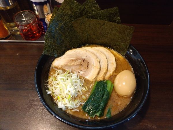 「魚介とんこつ醤油+ﾁｬｰｼｭｰ+味玉+のり ﾒﾝﾏ抜き」@つけめん・らーめん活龍 境店の写真