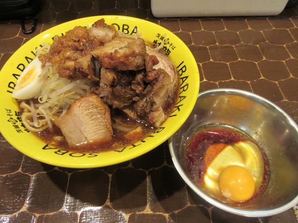 「豚そば（８７０円）＋豚増し３００円＋生卵５０円」@茨城豚そば 特龍 本店の写真