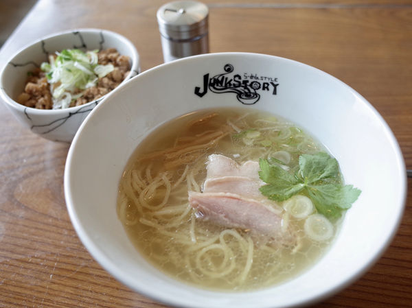 「塩のキラメキ…980円・煮込みチャーシュー丼…360円」@ジャンクストーリー 本店の写真