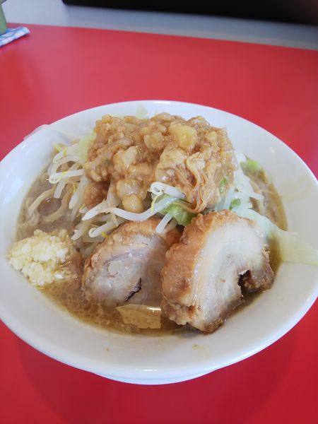 「超極太麺(中)ヤサイ３００gアブラ多めニンニク&ショウガ少し」@ボディブローの写真