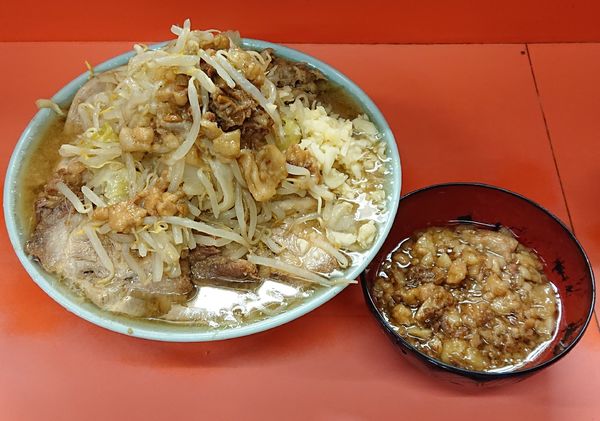 「国産ブタメン(少なめ)サービス野菜とニンニクマシ、ブタかす入」@ラーメン富士丸 神谷本店の写真