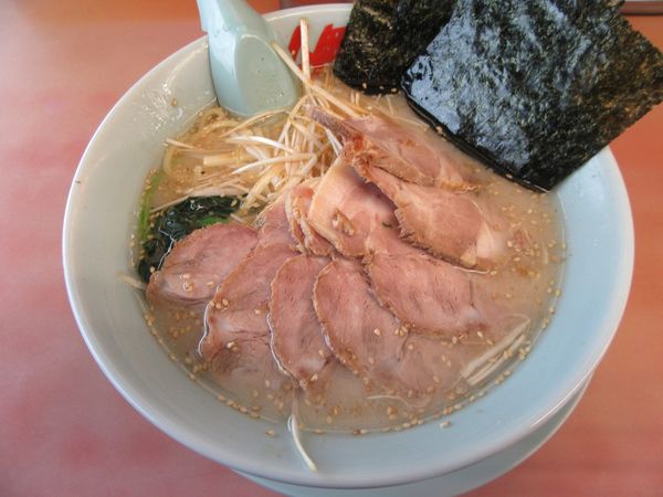 「塩ネギチャーシュー麺（１０００円）」@ラーメン山岡家 岩瀬店の写真