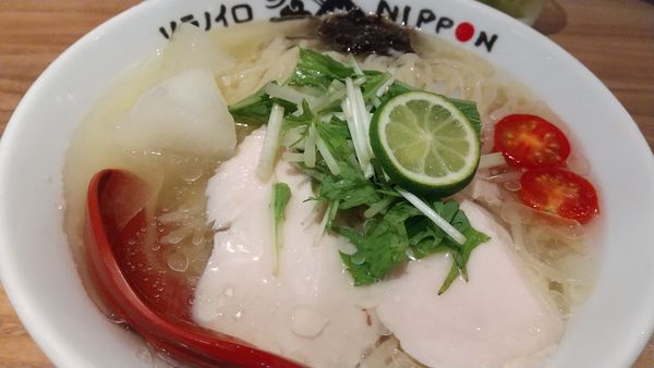 「冷やし煮干し（限定900円、大盛無料）＋スムージー」@ソラノイロ NIPPONの写真