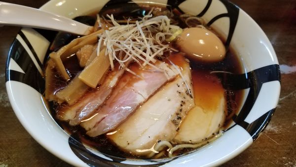 「特製鴨脂と白トリュフオイルの醤油ラーメン」@ラーメンバル 凌駕 ドロップスの写真