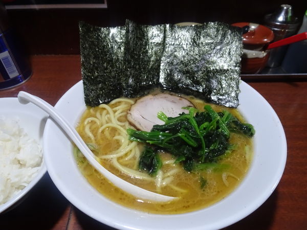 「らーめん(半ライス付き)680円」@伝家の写真