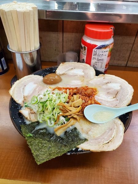 「ダブル(チャーシューメン+ホルモン)」@屋台ラーメンとんこつ貴生 稔台店の写真