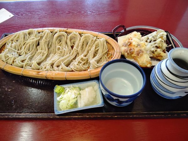 「昼そば(並盛7ぼっち・天ぷら3個付き)850円」@藤花庵の写真