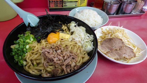 「限定/ガーリックバターまぜそば+大盛り+ライス+他」@ラーメン山岡家 瑞穂店の写真