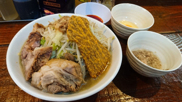 「ラーメン中+豚マシ+自家製ラー油+生玉子+カライ～カ」@立川マシマシ 試作館の写真