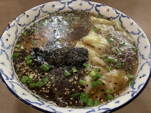 「しょうゆワンタンメン950円」@麺や品の写真