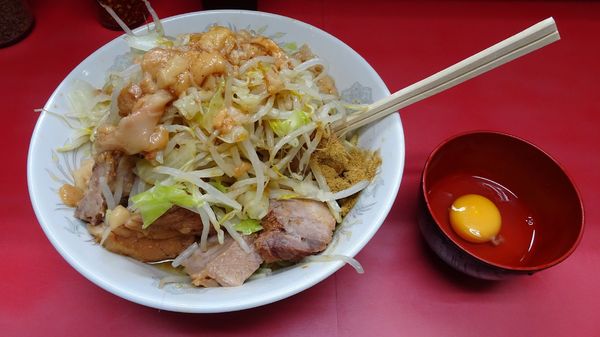 「汁なしラーメン（700円）＋豚増し＋生たまご　全部」@ラーメン二郎 環七一之江店の写真