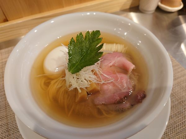 「塩そば（並）650円＋味玉（サービス）」@成城青果の写真