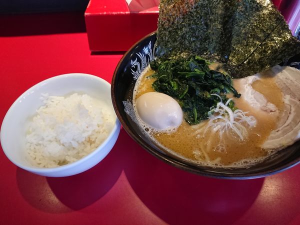 「家系ラーメン（800円）」@らーめん・つけめん こてんぱんの写真