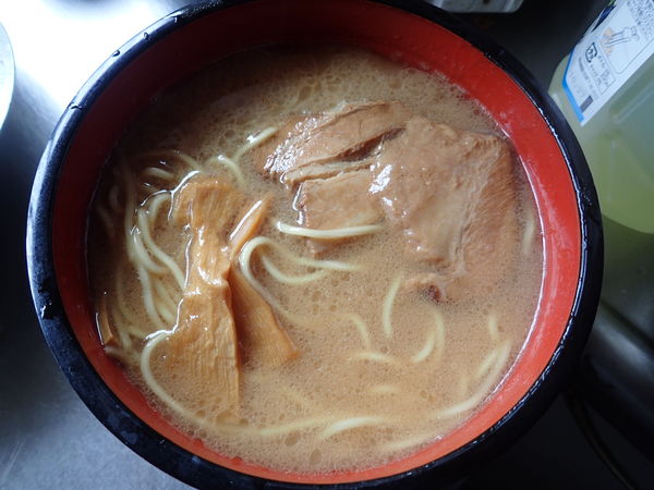 「[宅麺]中華そば（ニンニク味噌背脂付）」@西食の写真