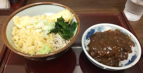 「サービス定食（冷したぬき蕎麦+イカ天にミニカレー丼）」@船堀そば 文殊の写真