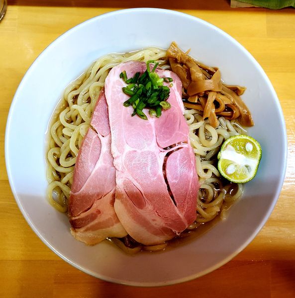 「冷やしすだち中華そば」@自家製中華そば 麺の虜の写真