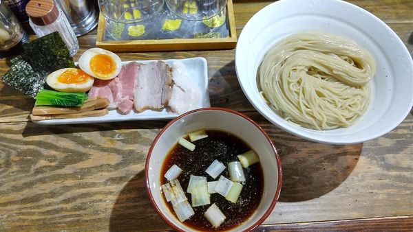 「昆布水全部のせ煮干しつけ麺　大盛り（1300円）」@ラーメン屋ジョンの写真