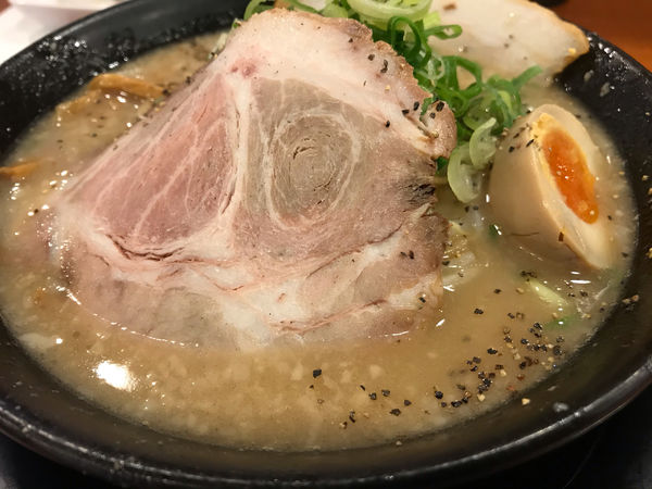 「とこ塩とんこつ@880」@豚人 栗東店の写真