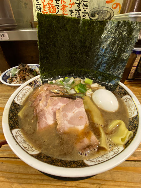 「すごい煮干しラーメン」@すごい煮干ラーメン凪 新宿ゴールデン街店 本館の写真